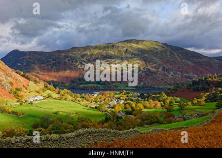 Vista su Glenridding e Ullswater con luogo cadde al di là. Parco Nazionale del Distretto dei Laghi, Cumbria, Inghilterra. Foto Stock