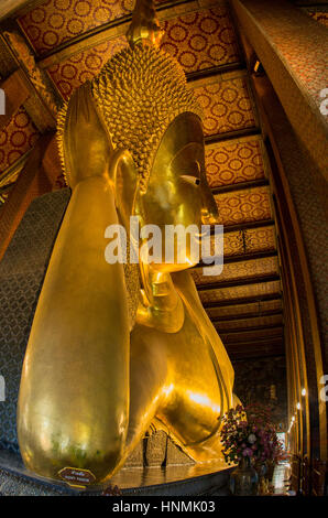 Il grande Buddha reclinato statua al Wat Pho a Bangkok, in Thailandia. Foto Stock