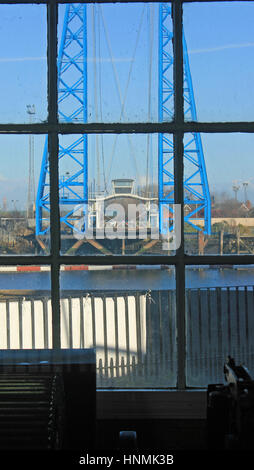 Cw 2017 Middlesbrough Transporter bridge da casa di avvolgimento 1 del trasportatore ponte sopra il Fiume Tees in Middlesbrough visto dall'avvolgimento hou Foto Stock