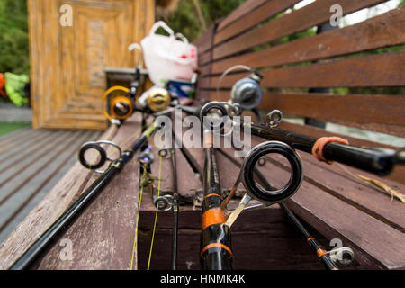 Canne da pesca di varie marche su un banco di lavoro presso il ponte di una nave traghetto sul Fiume Kwai in Thailandia. Foto Stock