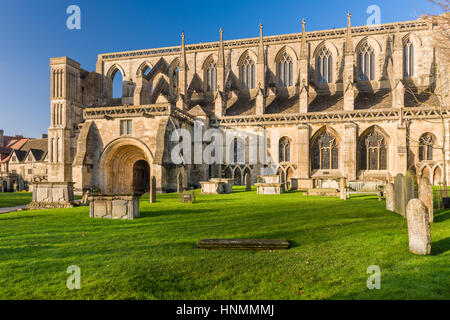 Una vista panoramica della antica abbazia nel Wiltshire città mercato di Malmesbury ai primi di febbraio. Foto Stock
