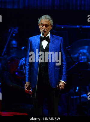 Miami, FL, Stati Uniti d'America. 12 Feb, 2017. Andrea Bocelli si esibisce in American Airlines Arena il 12 febbraio 2017 a Miami in Florida. Credito: Mpi10/media/punzone Alamy Live News Foto Stock