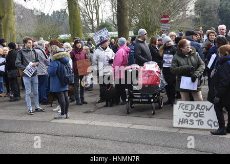 Liverpool, Regno Unito. Xiv Feb. 2017. I manifestanti di dimostrare a Calderstones ingresso Parco contro le proposte di sviluppo di 51 case su 13 acri di terreno sulla terra di Harthill e Calderstones Park e Beechley station wagon. Essa è stata programmata per coincidere con la visita di Liverpool City Council il comitato di pianificazione che comprende funzionari e rappresentanti eletti. Credito: David J Colbran/Alamy Live News Foto Stock