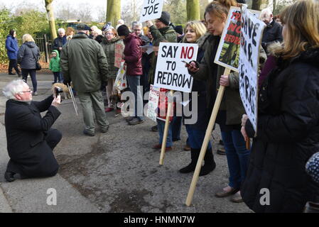 Liverpool, Regno Unito. Xiv Feb. 2017. I manifestanti di dimostrare a Calderstones ingresso Parco contro le proposte di sviluppo di 51 case su 13 acri di terreno sulla terra di Harthill e Calderstones Park e Beechley station wagon. Essa è stata programmata per coincidere con la visita di Liverpool City Council il comitato di pianificazione che comprende funzionari e rappresentanti eletti. Credito: David J Colbran/Alamy Live News Foto Stock