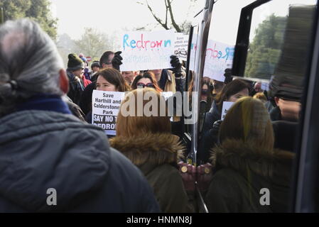 Liverpool, Regno Unito. Xiv Feb. 2017. I manifestanti di dimostrare a Calderstones ingresso Parco contro le proposte di sviluppo di 51 case su 13 acri di terreno sulla terra di Harthill e Calderstones Park e Beechley station wagon. Essa è stata programmata per coincidere con la visita di Liverpool City Council il comitato di pianificazione che comprende funzionari e rappresentanti eletti. Credito: David J Colbran/Alamy Live News Foto Stock