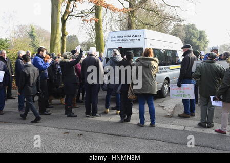 Liverpool, Regno Unito. Xiv Feb. 2017. Comitato di pianificazione la partenza è ritardata. I manifestanti di dimostrare a Calderstones ingresso Parco contro le proposte di sviluppo di 51 case su 13 acri di terreno sulla terra di Harthill e Calderstones Park e Beechley station wagon. Essa è stata programmata per coincidere con la visita di Liverpool City Council il comitato di pianificazione che comprende funzionari e rappresentanti eletti. Credito: David J Colbran/Alamy Live News Foto Stock