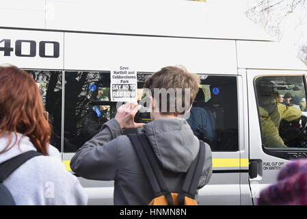 Liverpool, Regno Unito. Xiv Feb. 2017. I manifestanti di dimostrare a Calderstones ingresso Parco contro le proposte di sviluppo di 51 case su 13 acri di terreno sulla terra di Harthill e Calderstones Park e Beechley station wagon. Essa è stata programmata per coincidere con la visita di Liverpool City Council il comitato di pianificazione che comprende funzionari e rappresentanti eletti. Credito: David J Colbran/Alamy Live News Foto Stock