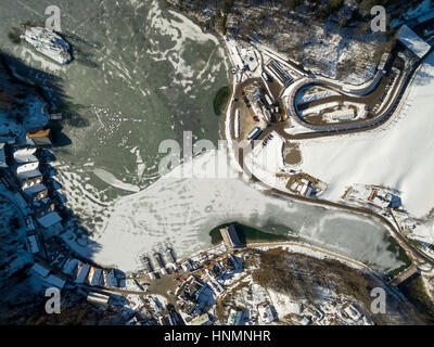 Neve si trova sul sito accanto al ghiaccio artificiale per la pista di bob e skeleton e slittino (R) in Schoenau am Koenigssee, Germania, 14 febbraio 2017. Il bob & Skelton Campionati del Mondo 2017 si svolgono qui dal 13 al 26 febbraio 2017. (Antenna SHOT CON DRONE) Foto: Peter Kneffel/dpa Foto Stock