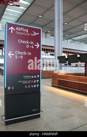 Berlino, Germania. 15 Dic, 2016. Il terminale del nuovo aeroporto di Berlino, "Berlin Brandenburg Willy Brandt' in Schoenefeld nei pressi di Berlino, Germania, 15 dicembre 2016. Credito: Martin Weiser/CTK foto/Alamy Live News Foto Stock