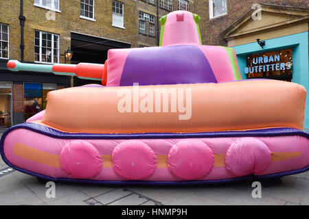 Seven Dials, Londra, Regno Unito. 14 febbraio 2017. Il Diesel store ha un multicolore vasca gonfiabile al di fuori della sua Seven Dials store per promuovere #fare l amore non pareti Credito: Matteo Chattle/Alamy Live News Foto Stock