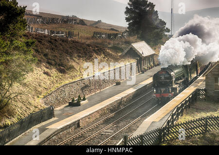 Dent, UK. Xiv Feb, 2017. La prima locomotiva a vapore di bolina treno di servizio per 50 anni visto qui passando attraverso la stazione di ammaccature sull'accontentarsi di carlisle linea. Tornado enngine vapore LNER A1 Class. Andrew Fletcher/Alamy Live News Foto Stock