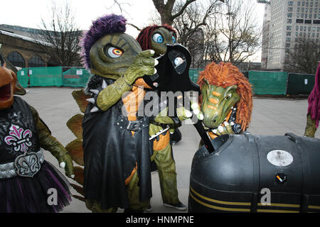 Londra, Regno Unito. 14 febbraio 2017. Bambini finlandesi, rock band Hevisaurus posare per le foto al di fuori del Southbank Centre di Londra davanti a loro performance il giorno seguente. Foto Data: martedì, Feburay 14, 2017. Foto di credito dovrebbe leggere: Roger Garfield/Alamy Live News Foto Stock