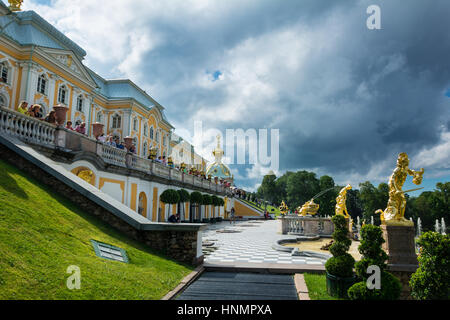 PETERHOF, RUSSIA - Luglio 13, 2016: Grand cascata in Pertergof, San Pietroburgo, Russia Foto Stock