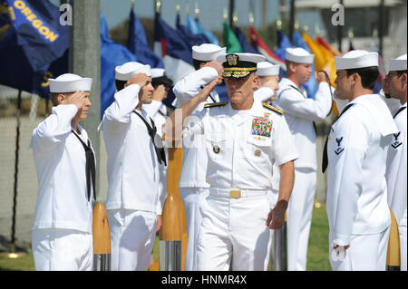 San Diego, Stati Uniti. Xiv Feb, 2017. Vice Adm. Robert Harward, passeggiate attraverso sideboys durante il team SEAL 5 Modifica del comando cerimonia Luglio 11, 2011 a San Diego, California. Harward è considerato il front runner Febbraio 14, 2017 per sostituire Michael Flynn come la Casa Bianca consigliere per la sicurezza nazionale, dopo Flynn ha rassegnato le dimissioni. (PO2 Marc Rockwell-Pate/US Navy via Planetpix) Foto Stock