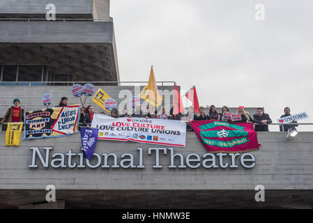 Londra, Regno Unito. 14 febbraio 2017. Presso il Teatro Nazionale su "come la cultura alcuni amano la campagna " tour a piedi di istituzioni su San Valentino per celebrare Londra del ricco patrimonio culturale, una parte del "cuore sindacati settimana". Credito: Peter Marshall / Alamy Live News Foto Stock