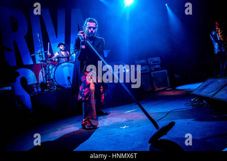 Milano, Italia. Xiv Feb, 2017. American rock band rivale figli eseguire live all'Alcatraz durante il tour per il loro ultimo album "Cave ossa" Credito: Mairo Cinquetti/Alamy Live News Foto Stock