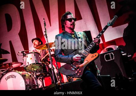 Milano, Italia. Xiv Feb, 2017. American rock band rivale figli eseguire live all'Alcatraz durante il tour per il loro ultimo album "Cave ossa" Credito: Mairo Cinquetti/Alamy Live News Foto Stock