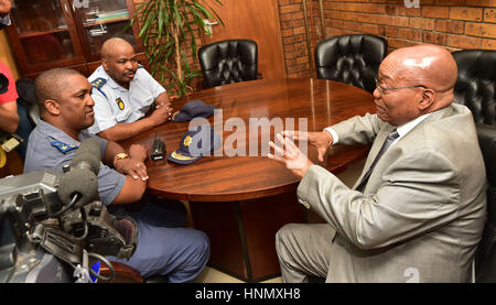 Cape Town, Sud Africa. Xiv Feb, 2017. Sud Africa?presidente Jacob Zuma (R)?i colloqui con i funzionari di polizia a Nyanga stazione di polizia di Città del Capo in Sud Africa, su 14 Febbraio, 2017. Il governo sudafricano farà di tutto per ristabilire la pace e la sicurezza in crime-comunità colpite, presidente Jacob Zuma detto martedì. Credito: DOC/Kopano Tlape/Xinhua/Alamy Live News Foto Stock