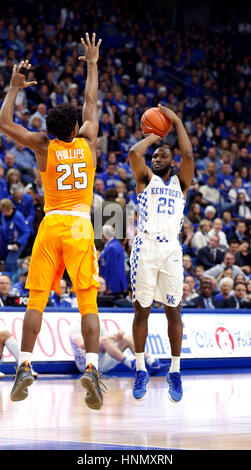 Lexington, KY, Stati Uniti d'America. Xiv Feb, 2017. Kentucky Wildcats guard Dominique Hawkins (25) ha lanciato una 3-puntatore nella parte anteriore del Tennessee volontari Shembari guardia Phillips (25) come l'Università di Kentucky ha giocato la University of Tennessee in Rupp Arena di Lexington, KY., martedì, 14 febbraio 2017. Questa è la prima metà college basketball azione. Credito: Lexington Herald-Leader/ZUMA filo/Alamy Live News Foto Stock