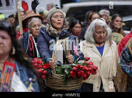 Vancouver. Xiv Feb, 2017. Le persone partecipano in campo femminile Memorial Marzo a Vancouver in Canada, Feb.14, 2017. Migliaia di persone partecipano la ventisettesima edizione Donne's Memorial Marzo per ricordare le donne che sono morti a causa di fisico, mentale ed emotivo di violenza e di richiamare l'attenzione del pubblico sul problema della violenza contro le donne. Credito: Liang Sen/Xinhua/Alamy Live News Foto Stock