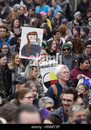 Vancouver. Xiv Feb, 2017. Le persone partecipano in campo femminile Memorial Marzo a Vancouver in Canada, Feb.14, 2017. Migliaia di persone partecipano la ventisettesima edizione Donne's Memorial Marzo per ricordare le donne che sono morti a causa di fisico, mentale ed emotivo di violenza e di richiamare l'attenzione del pubblico sul problema della violenza contro le donne. Credito: Liang Sen/Xinhua/Alamy Live News Foto Stock