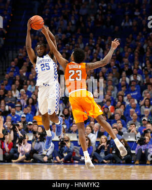 Lexington, KY, Stati Uniti d'America. Xiv Feb, 2017. Kentucky Wildcats guard Dominique Hawkins (25) afferrato una sfera allentato dal Tennessee volontari guard Jordan (Bowden 23) come l'Università di Kentucky ha giocato la University of Tennessee in Rupp Arena di Lexington, KY., martedì, 14 febbraio 2017. Questa è la seconda metà college basketball azione. Regno Unito ha vinto il 83-58. Credito: Lexington Herald-Leader/ZUMA filo/Alamy Live News Foto Stock