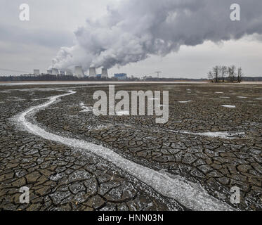 FILE - un file immagine datata 08 febbraio 2017 mostra la vista sull'essiccato-la parte inferiore di un drenato laghetto da pesca verso il fumo delle torri di raffreddamento della Jaenschwalde carbone marrone power station dalla LEAG (Lausitz Energie Bergbau AG) vicino a Peitz, Germania. Il carbone fossile bruno pianta di potere è più grande del suo genere in Germania. Il Parlamento europeo a Strasburgo è il voto del 15 febbraio 2017 sull'europeo il commercio di emissioni. Si tratta di essere riformata. Ci potrebbero essere effetti significativi per industria e consumer. Foto: Patrick Pleul/dpa-Zentralbild/dpa Foto Stock