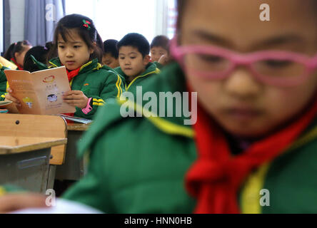 Hefei, Hefei, Cina. Xiii Febbraio, 2017. Hefei, Cina-Febbraio 13 2017: (solo uso editoriale. Cina OUT) .i nuovi quaderni che può proteggere gli studenti da vicino miopia sono messi in uso presso una scuola primaria a Hefei, Cina orientale della provincia di Anhui, Febbraio 13th, 2017. Come nuovo semestre inizia, scuole mettere i nuovi quaderni in uso, che mirano a proteggere gli studenti' vista. Il nuovo esercizio i libri sono realizzati in materiali speciali. Credito: SIPA Asia/ZUMA filo/Alamy Live News Foto Stock