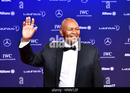 Larvotto. Xiv Feb, 2017. Laureus Academy stati Kip Keino pone per le foto sul tappeto rosso al Laureus World Sports Awards di Larvotto, Monaco il 14 febbraio, 2017. Credito: Chen Yichen/Xinhua/Alamy Live News Foto Stock