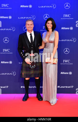 Larvotto. Xiv Feb, 2017. Laureus ambasciatore britannico, ex pilota di Formula Uno David Coulthard (L) e sua moglie Karen Minier comportano per le foto sul tappeto rosso al Laureus World Sports Awards di Larvotto, Monaco il 14 febbraio, 2017. Credito: Chen Yichen/Xinhua/Alamy Live News Foto Stock