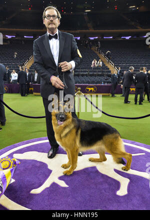 New York, Stati Uniti d'America. Xiv Feb, 2017. Un tedesco Shepard denominato 'Voce' indica con il suo gestore Kent Boyles dopo essere stato premiato Best In Show durante la 141Westminster Kennel Club Dog Show al Madison Square Garden di New York, credito: Erik Penzich Credito: Erik Pendzich/Alamy Live News Foto Stock