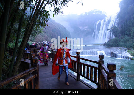 Anshu, Cina. 15 Feb, 2017. Scenario della cascata Huangguoshu nella città di Anshun, a sud-ovest della Cina di Guizhou, Febbraio 15th, 2017. La Cascata Huangguoshu è solo la cascata può essere visualizzato da 12 diverse posizioni in Cina. La Cascata Huangguoshu misura 74 metri di altezza e 81 metri di larghezza e vanta il più grande del suo genere in Cina e anche uno del mondo più magnifica. Una visita alle cascate di Huangguoshu è un must per tutti i visitatori di Guizhou. Credito: SIPA Asia/ZUMA filo/Alamy Live News Foto Stock