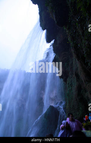 Anshu, Cina. 15 Feb, 2017. Scenario della cascata Huangguoshu nella città di Anshun, a sud-ovest della Cina di Guizhou, Febbraio 15th, 2017. La Cascata Huangguoshu è solo la cascata può essere visualizzato da 12 diverse posizioni in Cina. La Cascata Huangguoshu misura 74 metri di altezza e 81 metri di larghezza e vanta il più grande del suo genere in Cina e anche uno del mondo più magnifica. Una visita alle cascate di Huangguoshu è un must per tutti i visitatori di Guizhou. Credito: SIPA Asia/ZUMA filo/Alamy Live News Foto Stock