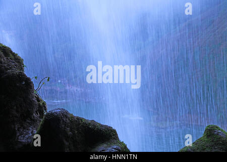 Anshu, Cina. 15 Feb, 2017. Scenario della cascata Huangguoshu nella città di Anshun, a sud-ovest della Cina di Guizhou, Febbraio 15th, 2017. La Cascata Huangguoshu è solo la cascata può essere visualizzato da 12 diverse posizioni in Cina. La Cascata Huangguoshu misura 74 metri di altezza e 81 metri di larghezza e vanta il più grande del suo genere in Cina e anche uno del mondo più magnifica. Una visita alle cascate di Huangguoshu è un must per tutti i visitatori di Guizhou. Credito: SIPA Asia/ZUMA filo/Alamy Live News Foto Stock