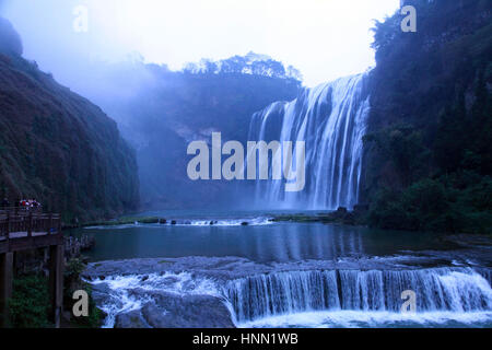 Anshu, Cina. 15 Feb, 2017. Scenario della cascata Huangguoshu nella città di Anshun, a sud-ovest della Cina di Guizhou, Febbraio 15th, 2017. La Cascata Huangguoshu è solo la cascata può essere visualizzato da 12 diverse posizioni in Cina. La Cascata Huangguoshu misura 74 metri di altezza e 81 metri di larghezza e vanta il più grande del suo genere in Cina e anche uno del mondo più magnifica. Una visita alle cascate di Huangguoshu è un must per tutti i visitatori di Guizhou. Credito: SIPA Asia/ZUMA filo/Alamy Live News Foto Stock