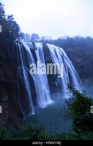 Anshu, Cina. 15 Feb, 2017. Scenario della cascata Huangguoshu nella città di Anshun, a sud-ovest della Cina di Guizhou, Febbraio 15th, 2017. La Cascata Huangguoshu è solo la cascata può essere visualizzato da 12 diverse posizioni in Cina. La Cascata Huangguoshu misura 74 metri di altezza e 81 metri di larghezza e vanta il più grande del suo genere in Cina e anche uno del mondo più magnifica. Una visita alle cascate di Huangguoshu è un must per tutti i visitatori di Guizhou. Credito: SIPA Asia/ZUMA filo/Alamy Live News Foto Stock