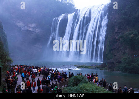 Anshu, Cina. 15 Feb, 2017. Scenario della cascata Huangguoshu nella città di Anshun, a sud-ovest della Cina di Guizhou, Febbraio 15th, 2017. La Cascata Huangguoshu è solo la cascata può essere visualizzato da 12 diverse posizioni in Cina. La Cascata Huangguoshu misura 74 metri di altezza e 81 metri di larghezza e vanta il più grande del suo genere in Cina e anche uno del mondo più magnifica. Una visita alle cascate di Huangguoshu è un must per tutti i visitatori di Guizhou. Credito: SIPA Asia/ZUMA filo/Alamy Live News Foto Stock