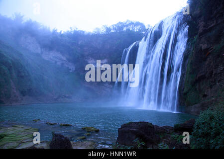 Anshu, Cina. 15 Feb, 2017. Scenario della cascata Huangguoshu nella città di Anshun, a sud-ovest della Cina di Guizhou, Febbraio 15th, 2017. La Cascata Huangguoshu è solo la cascata può essere visualizzato da 12 diverse posizioni in Cina. La Cascata Huangguoshu misura 74 metri di altezza e 81 metri di larghezza e vanta il più grande del suo genere in Cina e anche uno del mondo più magnifica. Una visita alle cascate di Huangguoshu è un must per tutti i visitatori di Guizhou. Credito: SIPA Asia/ZUMA filo/Alamy Live News Foto Stock