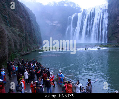 Anshu, Cina. 15 Feb, 2017. Scenario della cascata Huangguoshu nella città di Anshun, a sud-ovest della Cina di Guizhou, Febbraio 15th, 2017. La Cascata Huangguoshu è solo la cascata può essere visualizzato da 12 diverse posizioni in Cina. La Cascata Huangguoshu misura 74 metri di altezza e 81 metri di larghezza e vanta il più grande del suo genere in Cina e anche uno del mondo più magnifica. Una visita alle cascate di Huangguoshu è un must per tutti i visitatori di Guizhou. Credito: SIPA Asia/ZUMA filo/Alamy Live News Foto Stock