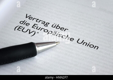 Illustrazione - 'Vertrag über die Europäische Union (EUV) (trattato sull'Unione europea)' è visibile su una pagina in un opuscolo sul trattato di Lisbona. Presa il 17.07.2016 a Berlino. Sotto le parole si trova una penna. Il trattato di Lisbona (originariamente conosciuto anche come l'Unione europea trattato di base e le Tratado de Lisboa in portoghese) è un legale internazionale trattato tra il 27 (al momento in cui gli Stati membri dell'Unione europea. Il trattato di Lisbona è stato firmato in legge sotto la presidenza portoghese del Consiglio ed è entrato in vigore il 1 dicembre 2009. Le riforme introdotte dal trattato incluso la prima sentenza all'uscita t Foto Stock