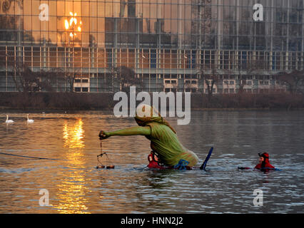 Strasburgo, Francia. 15 Feb, 2017. Gli attivisti di Greenpeace nuotare con una figura di donna giustizia giù il fiume Ill per protestare contro la Ceta accordo commerciale di fronte al Parlamento europeo a Strasburgo, Francia, 15 febbraio 2017. Mercoledì il Parlamento europeo voterà sulla controversa Ceta accordo di libero scambio tra Unione europea e Canada. È previsto che una maggioranza dei deputati voterà a favore. Foto: Claudia Kornmeier/dpa/Alamy Live News Foto Stock