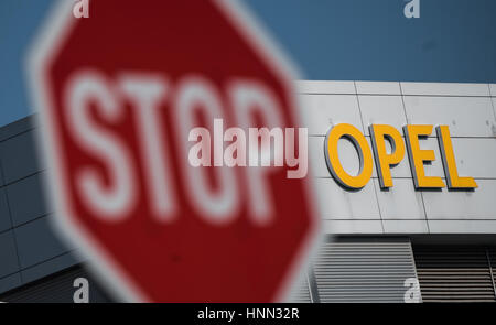 Ruesselsheim, Germania. 15 Feb, 2017. Un segnale di stop può essere visto prima la parola Opel e il logo del costruttore della vettura in Ruesselsheim, Germania, 15 febbraio 2017. Il capo della società madre General Motors ha viaggiato a Ruesselsheim per vendite discussioni intorno Opel. Foto: Andreas Arnold/dpa/Alamy Live News Foto Stock