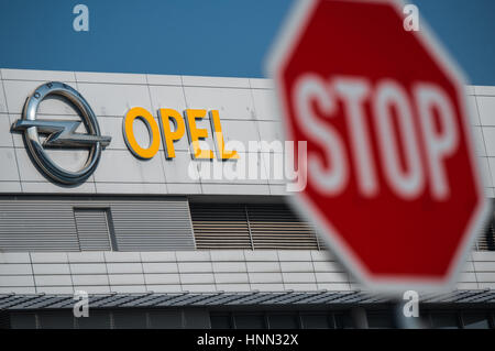 Ruesselsheim, Germania. 15 Feb, 2017. Un segnale di stop può essere visto prima la parola Opel e il logo del costruttore della vettura in Ruesselsheim, Germania, 15 febbraio 2017. Il capo della società madre General Motors ha viaggiato a Ruesselsheim per vendite discussioni intorno Opel. Foto: Andreas Arnold/dpa/Alamy Live News Foto Stock