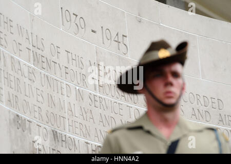 Singapore. 15 Feb, 2017. Un soldato australiano sta di guardia a Singapore al Kranji War Cemetery, Feb 15, 2017. Cinese di Singapore della Camera di Commercio e Industria (SCCCI) Mercoledì tenutasi il cinquantesimo war memorial service per commemorare le vittime civili dell'occupazione giapponese. Credito: Quindi Chih Wey/Xinhua/Alamy Live News Foto Stock