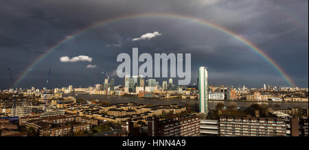 Londra, Regno Unito. 15 Feb, 2017. Regno Unito Meteo: massiccia arcobaleno colorato rompe su South East London compresi Canary Wharf business park edifici Credito: Guy Corbishley/Alamy Live News Foto Stock