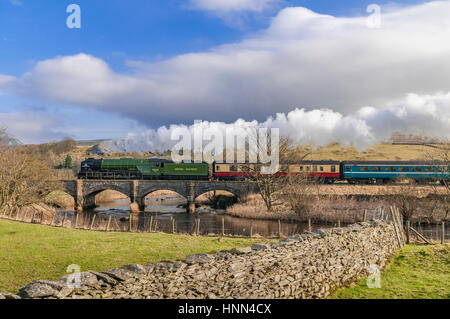 Ponte Helwith. North Yorkshire. Il nord ovest dell'Inghilterra. Mercoledì 15 febbraio 2017. Peppe il motore di vapore Tornado sul secnond giorno di tirare i treni previsti tra Skipton e Appleby sul arrivino a Carlisle railway. I servizi sono il primo schedueld vapore Servizi di bolina su British Rail per 50 anni. Il treno è raffigurato passando sul ponte Helwith 4 miglia a nord di assestarsi. Credito: John Davidson/Alamy Live News. Foto Stock