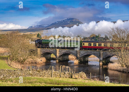 Ponte Helwith. North Yorkshire. Il nord ovest dell'Inghilterra. Mercoledì 15 febbraio 2017. Peppe il motore di vapore Tornado sul secnond giorno di tirare i treni previsti tra Skipton e Appleby sul arrivino a Carlisle railway. I servizi sono il primo schedueld vapore Servizi di bolina su British Rail per 50 anni. Il treno è raffigurato passando sul ponte Helwith con il torreggiante Pen Y Gand in background. Credito: John Davidson/Alamy Live News. Foto Stock