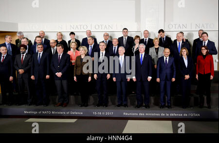 Bruxelles, Belgio. 15 Feb, 2017. Gli stati membri della NATO i ministri della difesa rappresentano per le foto di gruppo durante una ministri della difesa della NATO riuniti presso la sua sede a Bruxelles in Belgio, Feb 15, 2017. Credito: Voi Pingfan/Xinhua/Alamy Live News Foto Stock