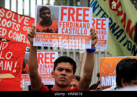 Filippine. Xiv Feb, 2017. Manifestanti tenendo un cartellone. Sul tempo di Valentines gruppo diritto umani Karapatan gruppo e bayan NCR chiede il rilascio immediato di Ferdinando Castillo che è stato arrestato a Sta. Quiteria, Caloocan City domenica scorsa, 12 febbraio 2017 e richiedono anche per il rilascio di altri prigionieri politici durante la loro protesta davanti al quartier generale del Philippine National Police (PNP) in Camp Crame, Quezon . Credito: Gregorio B. Dantes Jr./Pacific Press/Alamy Live News Foto Stock