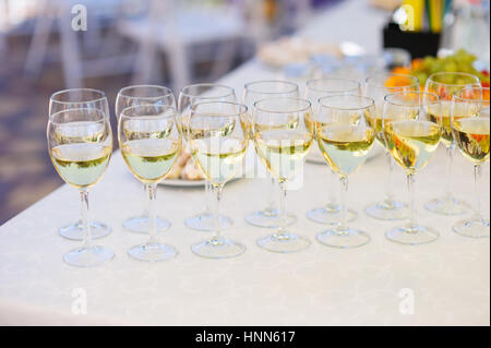 Bicchieri di champagne sul tavolo per il buffet di nozze Foto Stock